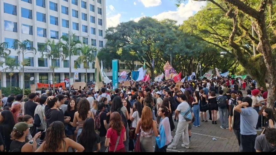 PM retira estudantes de ocupação na reitoria da USP em SP; ação na madrugada teve uso de gás, escudos e cassetetes, dizem alunos