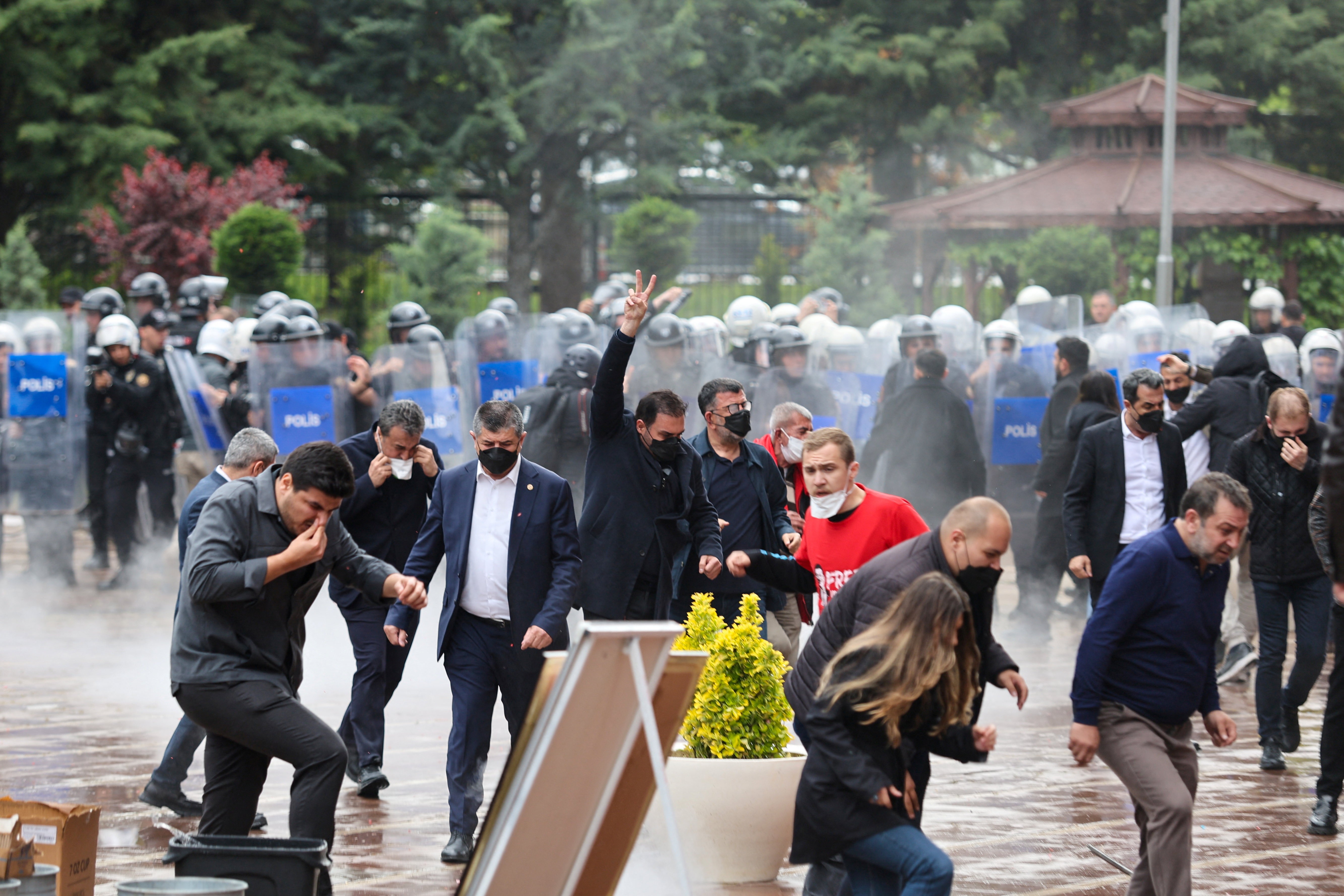 Polícia invade sede do principal partido de oposição da Turquia após decisão judicial polêmica