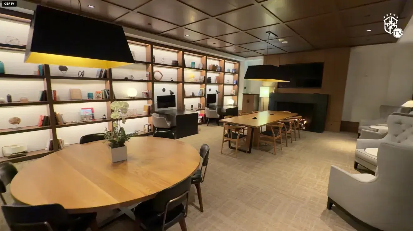 Detalhes de uma das áreas de socialização do The Ridge Hotel • Reprodução/CBF TV