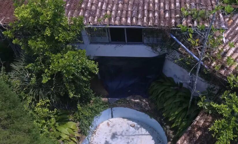 Mansão que pertenceu ao estilista e apresentador Clodovil Hernandes hoje é um retrato da decadência - (Reprodução/YouTube Marcel Jurado - FPV BACANA)   Leia mais em: https://www.gazetasp.com.br/entretenimento/mansao-de-clodovil-em-ubatuba-vira-atracao-par
