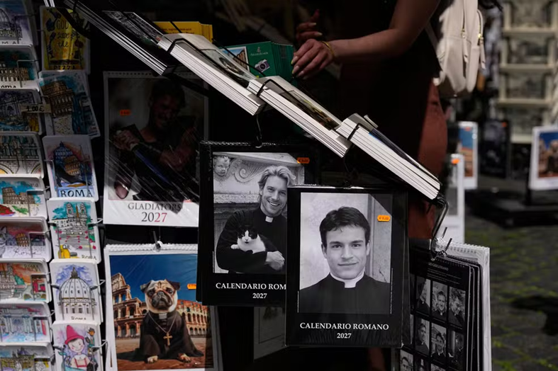 O calendário 'Calendario Romano', com uma foto de Giovanni Galizia, que não é padre, está à venda em uma loja de souvenirs em Roma, na quarta-feira, 20 de maio de 2026. — Foto: AP/Alessandra Tarantino