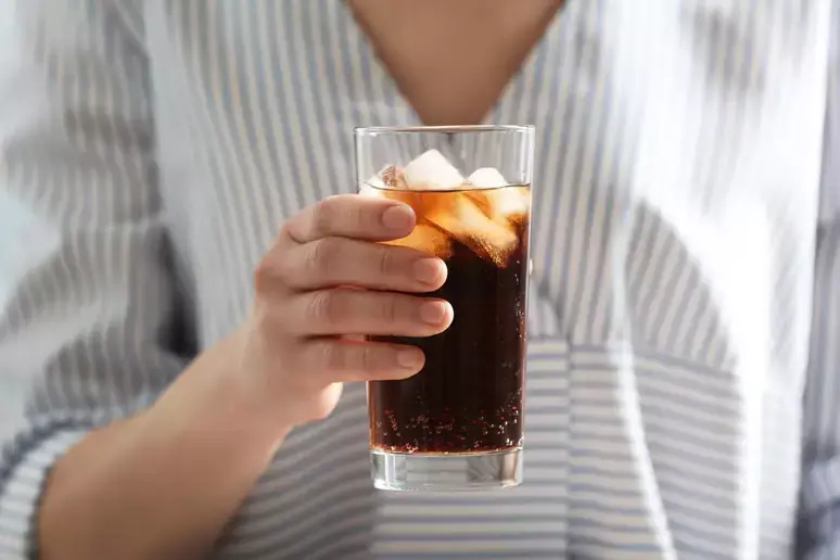  Qual opção é pior para a saúde: adoçante ou refrigerante zero? Veja