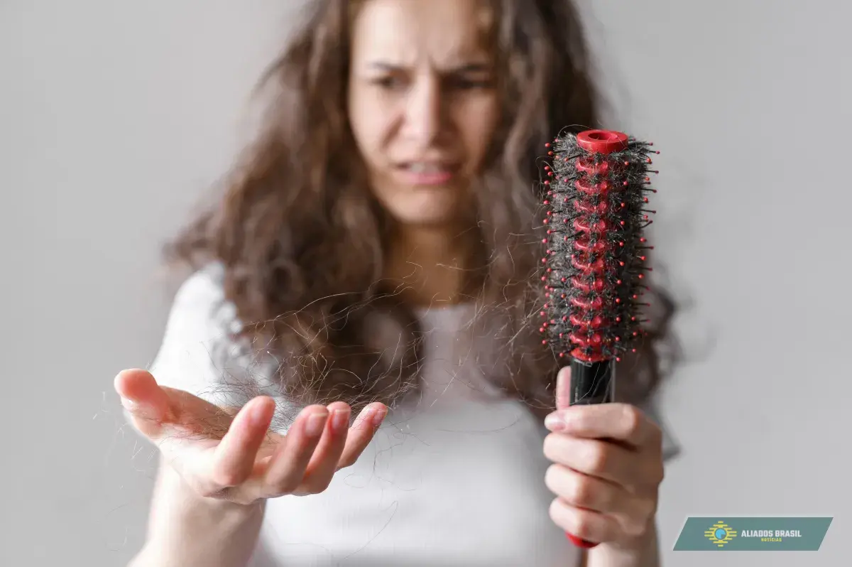 Queda de cabelo: quantos fios podem cair por dia? Especialistas explicam