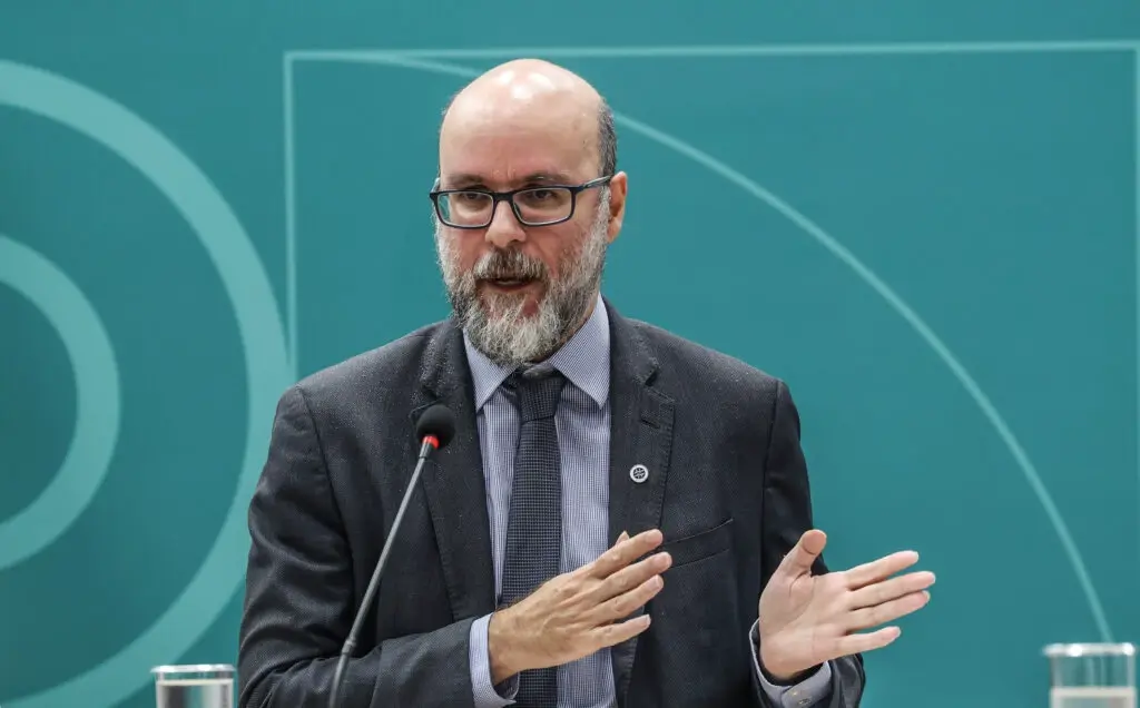 Quem é Leandro Safatle, atual diretor-presidente da Anvisa