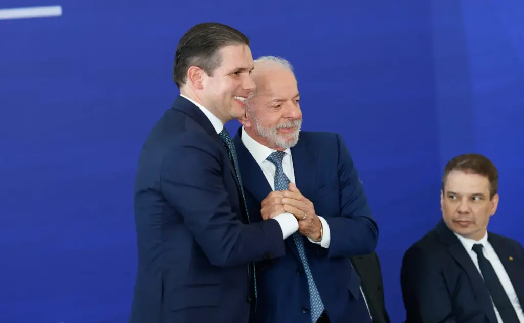 Radioterapia impede encontro de Lula com Hugo Motta