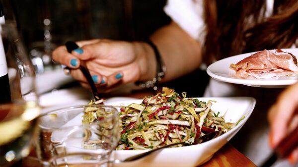 Regra dos 20 minutos após comer ajuda a prevenir doenças crônicas; conheça o hábito