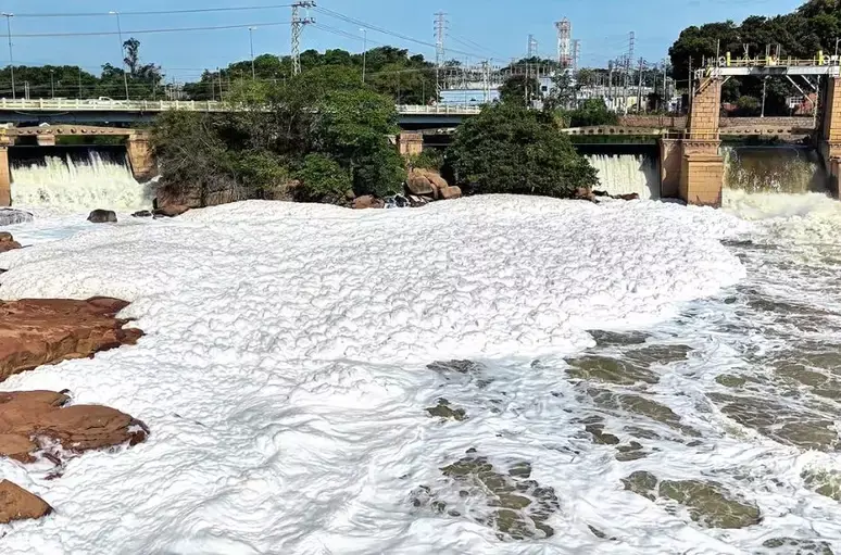 Rio Tietê é coberto por espuma tóxica no interior de São Paulo