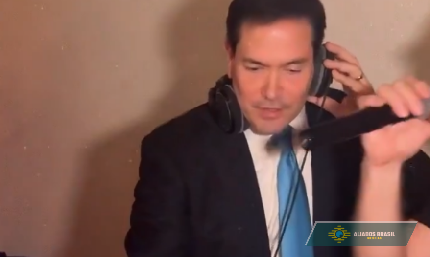 Secretário de Estado dos EUA, Marco Rubio, é visto tocando como DJ em evento familiar