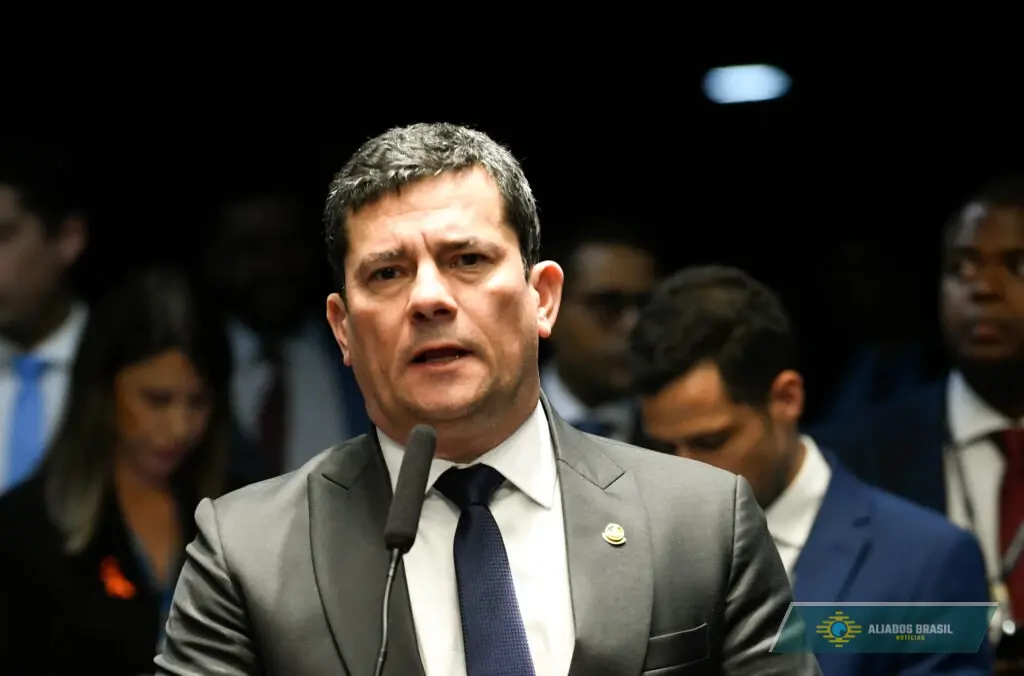 Sergio Moro sai em defesa de Flávio Bolsonaro e dispara críticas ao PT
