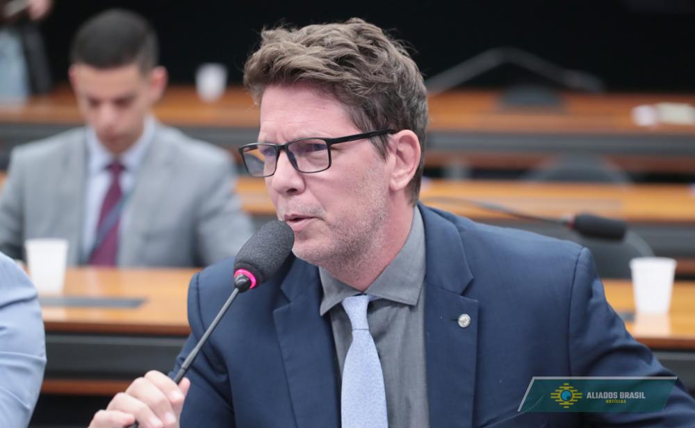 STF dá 48 horas para Câmara explicar viagem de Mário Frias ao exterior