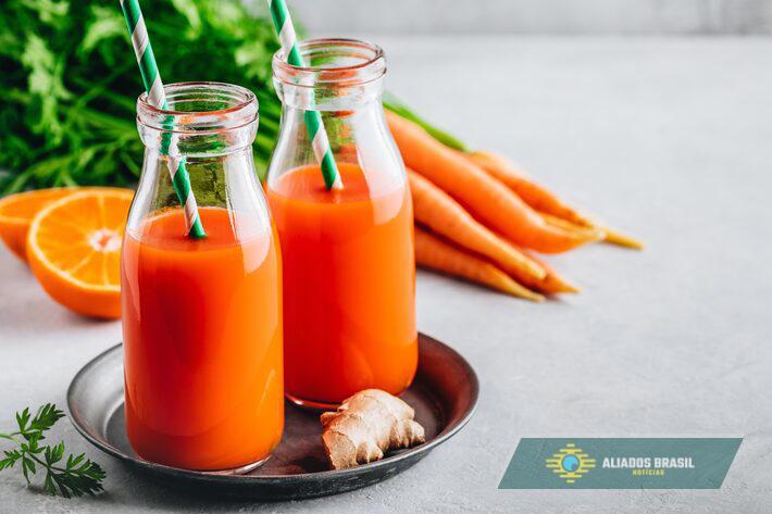 Suco de laranja com cenoura; veja por que tomar e receita caseira