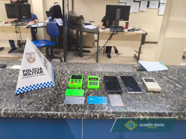 Taxista é preso após tentar cobrar R$ 3,4 mil de turistas por corrida de apenas R$ 40 em Copacabana
