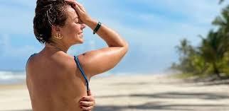 Uau! Paolla Oliveira posa de topless para ensaio na praia; fotos