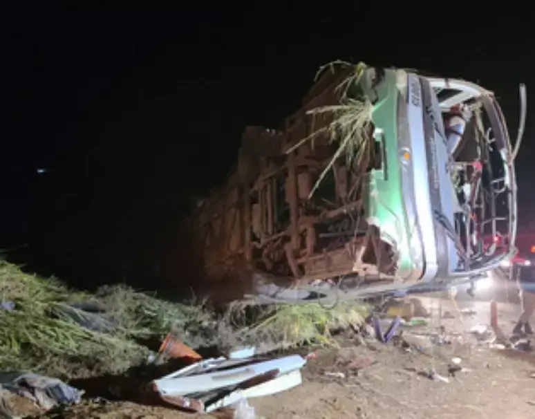  Uma pessoa morre e 39 ficam feridas após ônibus tombar em rodovia de Minas Gerais