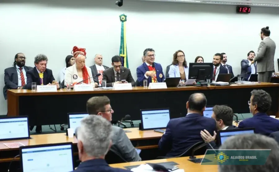 URGENTE: Comissão especial aprova PEC da 6×1 na Câmara. Texto vai a plenário