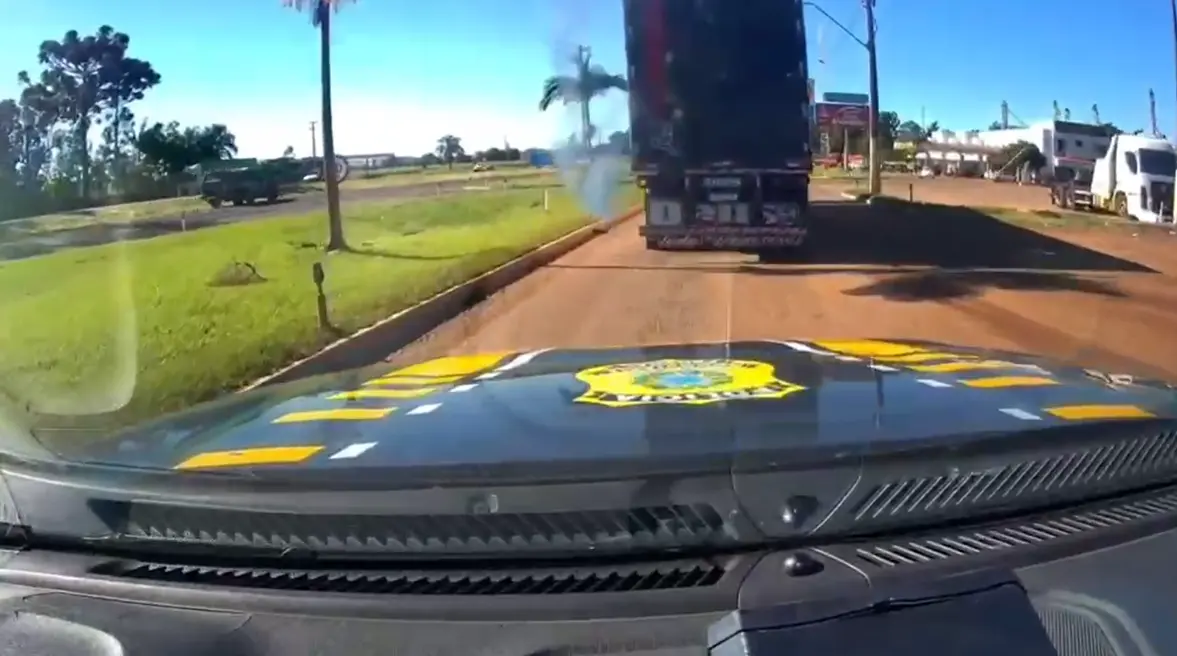 Vídeo: caminhoneiro joga cocaína pela janela ao ser identificado pela PRF
