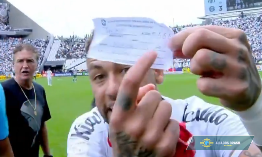 VÍDEO: Erro grotesco da arbitragem força saída de Neymar em Santos x Coritiba