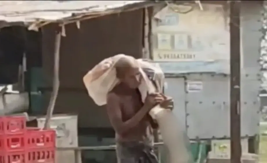 Vídeo: Homem desenterra irmã e leva corpo a agência bancária