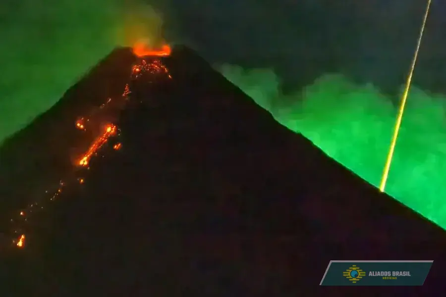 VÍDEO: Meteoro cruza céu durante erupção do vulcão Mayon nas Filipinas