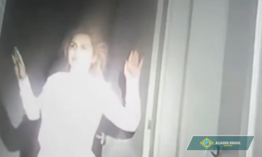 Vídeo mostra momento da prisão de Deolane Bezerra em condomínio de luxo