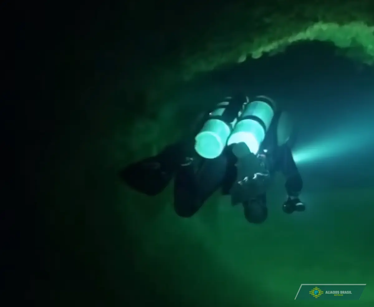 Vídeo revela interior da 'caverna dos tubarões', onde cinco italianos morreram durante mergulho nas Maldivas