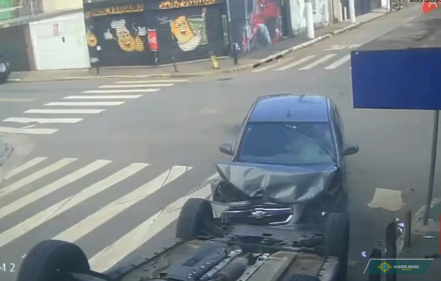 VÍDEO: Viatura da Polícia Civil capota após colisão em cruzamento na Zona Norte de SP
