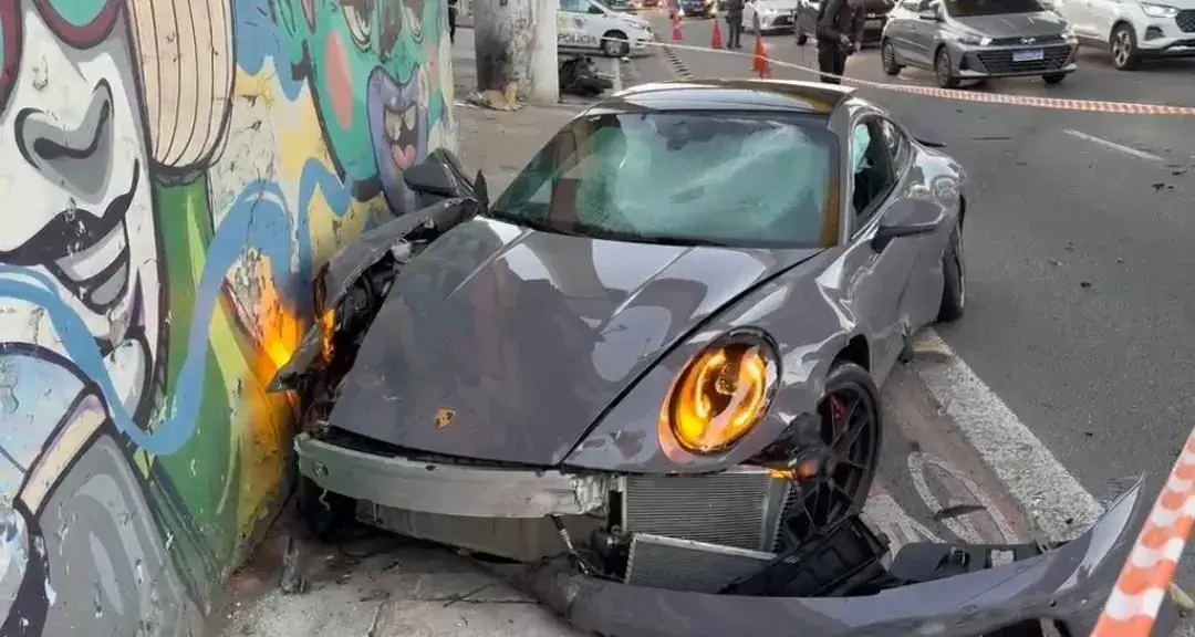 Acidente com Porsche: influenciador Fábio Giga atinge carros e motos em SP