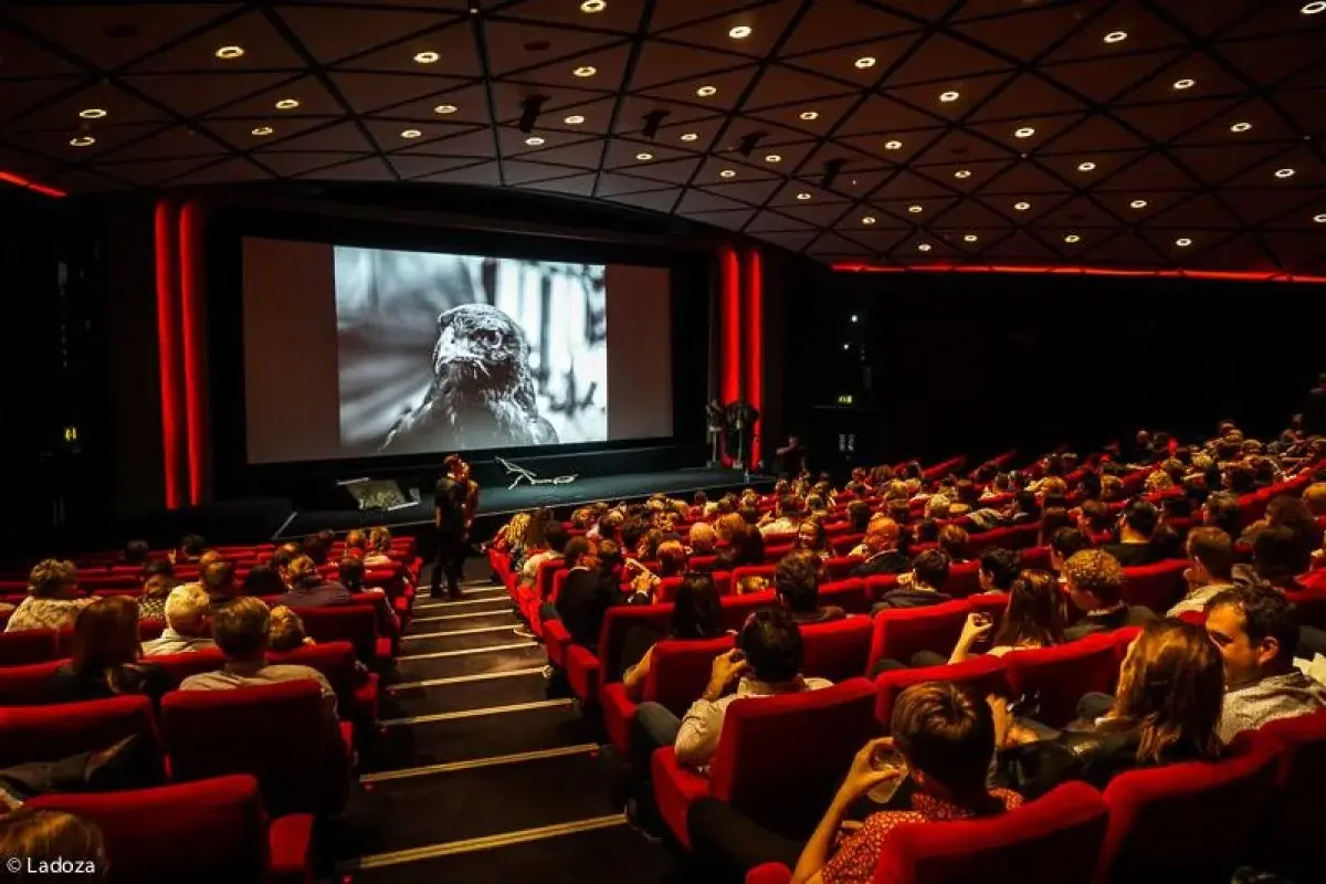 Adolescentes são flagrados fazendo s3xo em cinema no Paraná. Veja vídeo