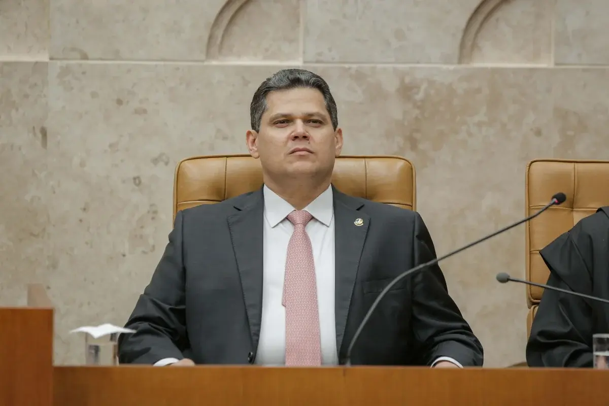 Alcolumbre ignora pedidos do governo Lula e avança com pautas-bomba