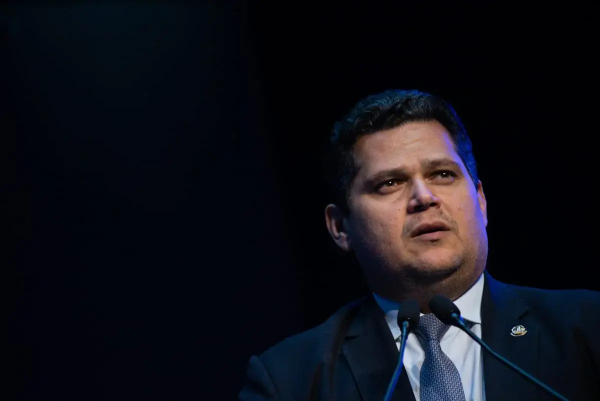 Alcolumbre se manifesta e diz que jamais recebeu valores de Vorcaro