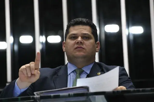 Alcolumbre segura PEC da escala 6x1 e condiciona avanço a reunião com Lula