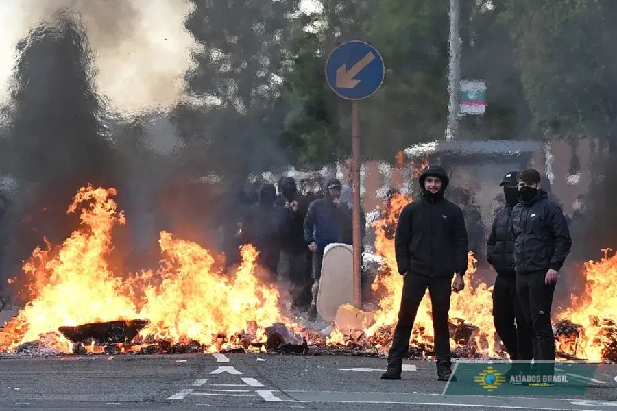 Ataque com faca desencadeia protestos anti-imigração na Irlanda do Norte