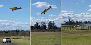 Avião agrícola faz pouso de emergência no RS; assista ao momento do impacto 