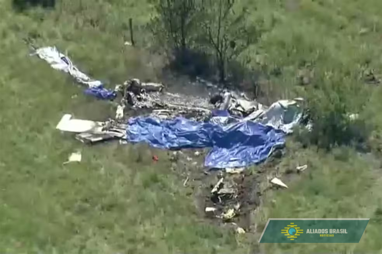 Avião cai nos EUA e deixa 12 mortos