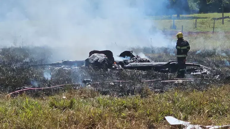  Avião de pequeno porte cai em área rural em GO e piloto sobrevive