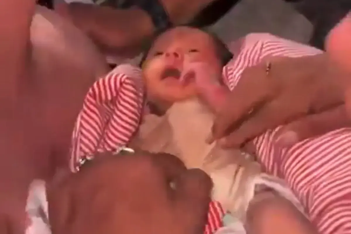 Bebê de 18 dias é resgatado após 32 horas em escombros na Venezuela. Veja vídeo