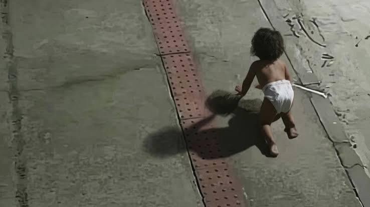 Bebê engatinha sozinha na rua de madrugada, e mãe é presa; veja vídeo