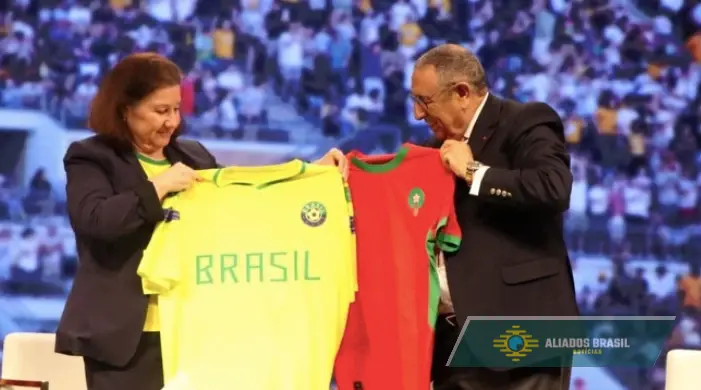 Brasil dá a embaixador camisa genérica da Seleção de futebol