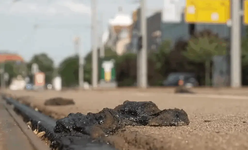 Calorão derrete asfalto e obstrui transporte público na Alemanha
