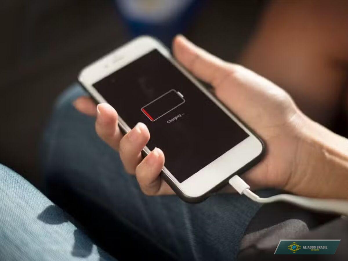 Carregador na tomada ou no celular primeiro? Saiba qual é a maneira correta para aumentar vida útil da bateria