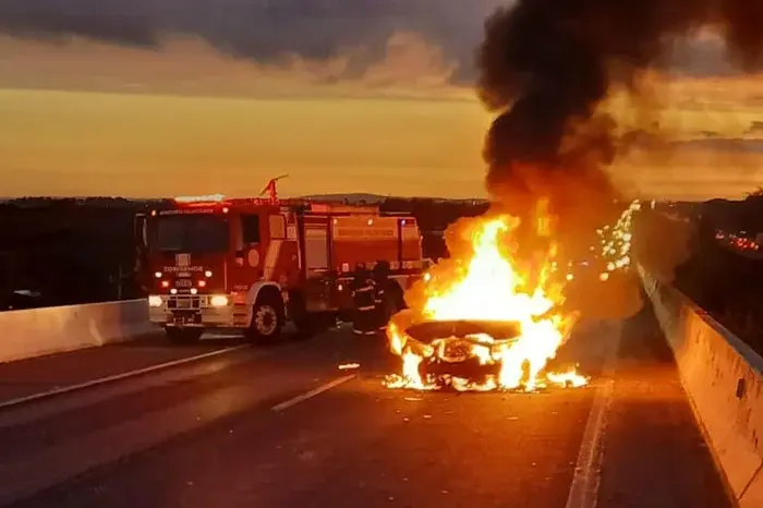 Carro conduzido por zagueiro da base do Grêmio pega fogo após colisão na BR-290