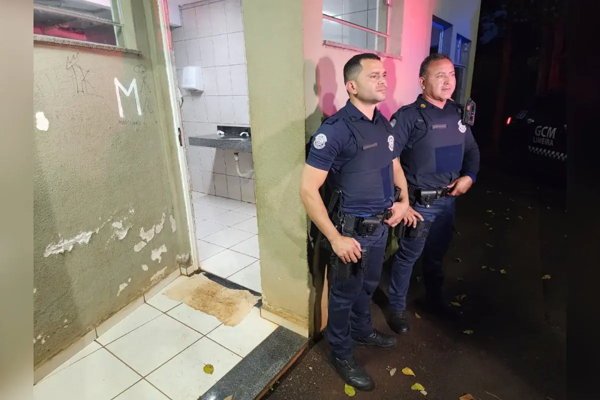 Casal de idosos é flagrado fazendo s3xo em banheiro público