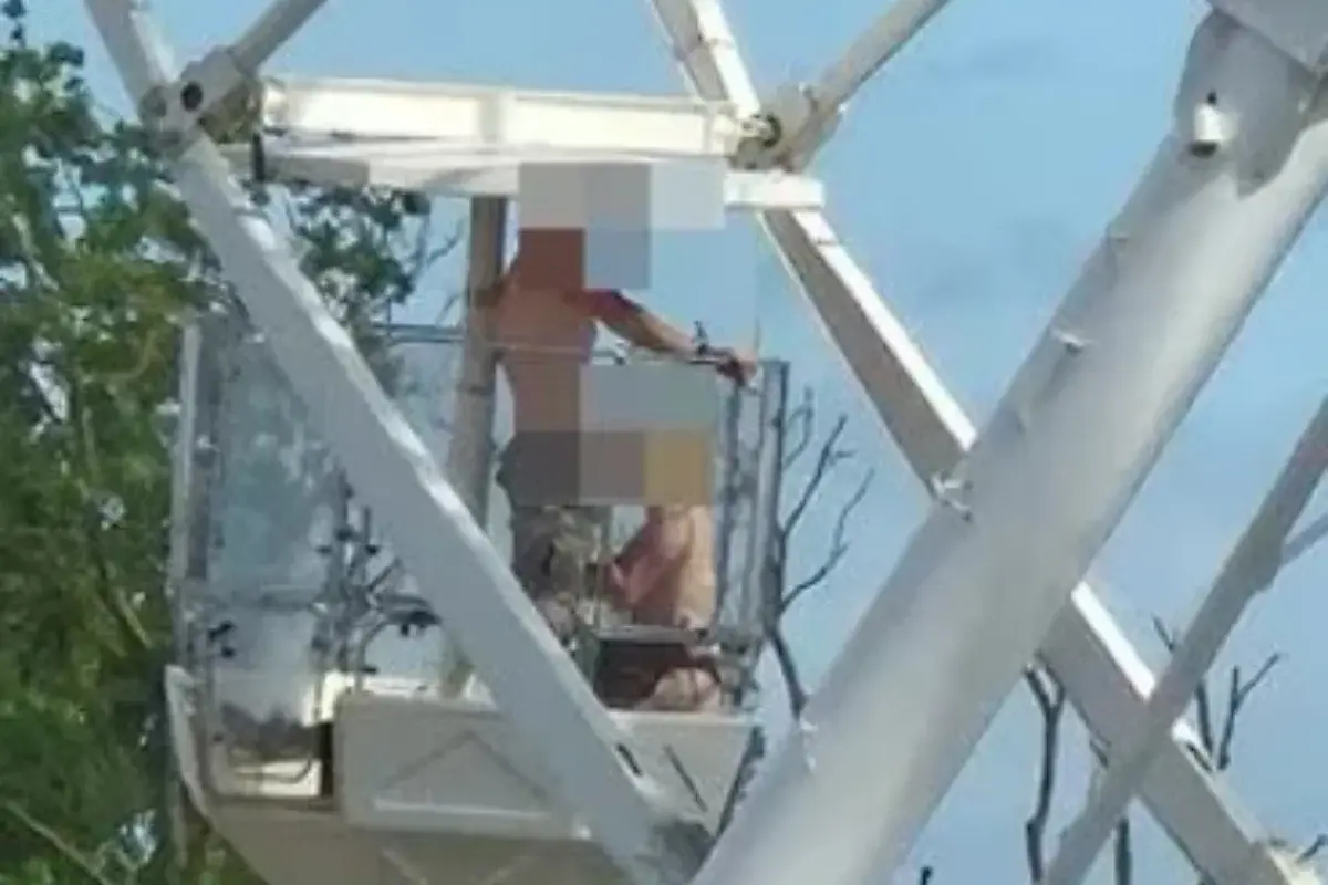 Casal é flagrado fazendo s3xo em roda-gigante durante festival