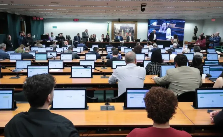 CCJ da Câmara aprova PEC que reduz a maioridade penal para 16 anos