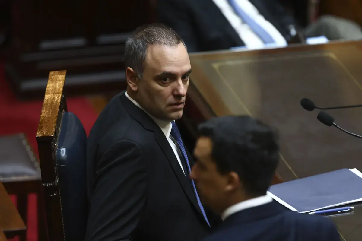 Chefe de Gabinete de Milei renuncia após acusações de corrupção