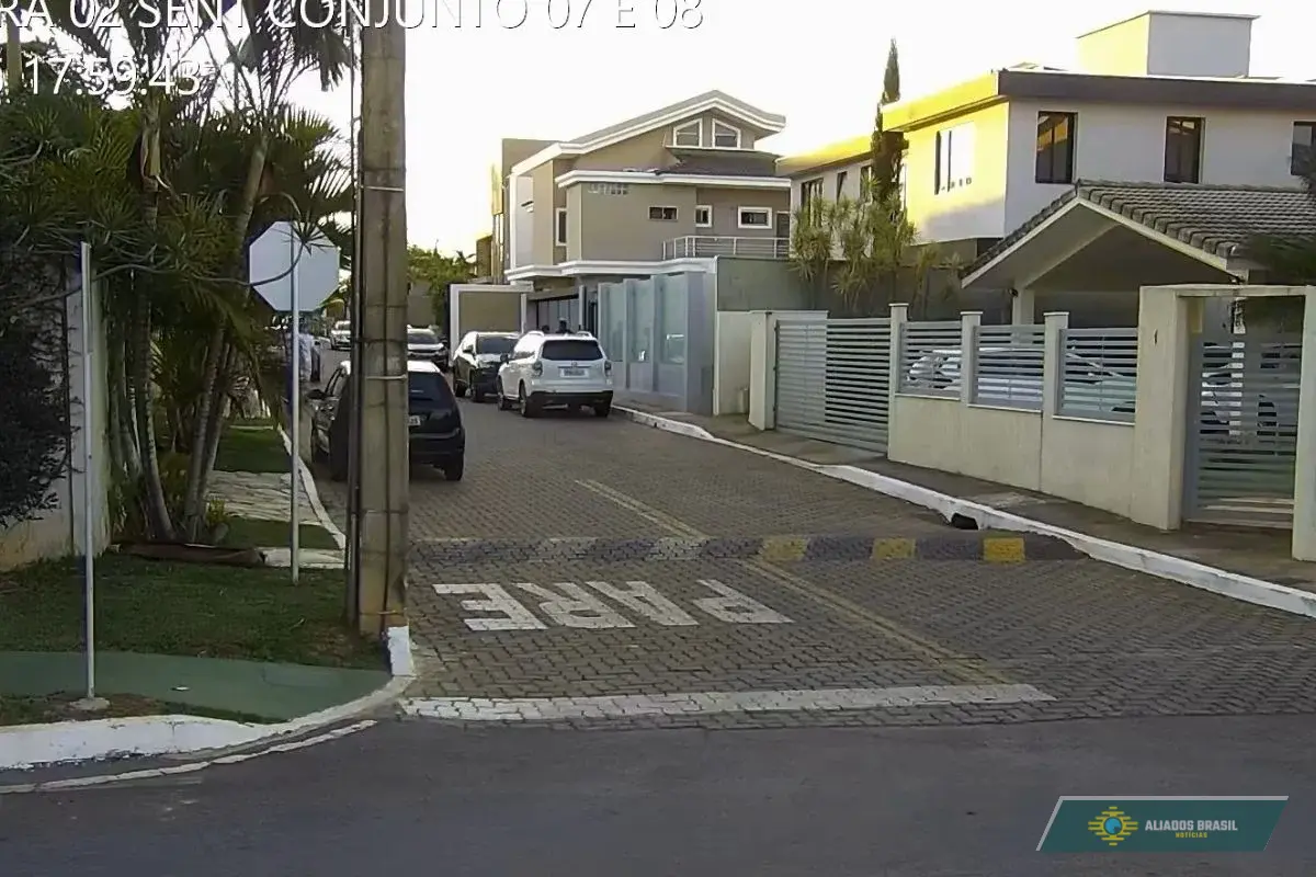 Condomínio de Bolsonaro processa ex-assessor de Janones após ato com megafone. Veja vídeo