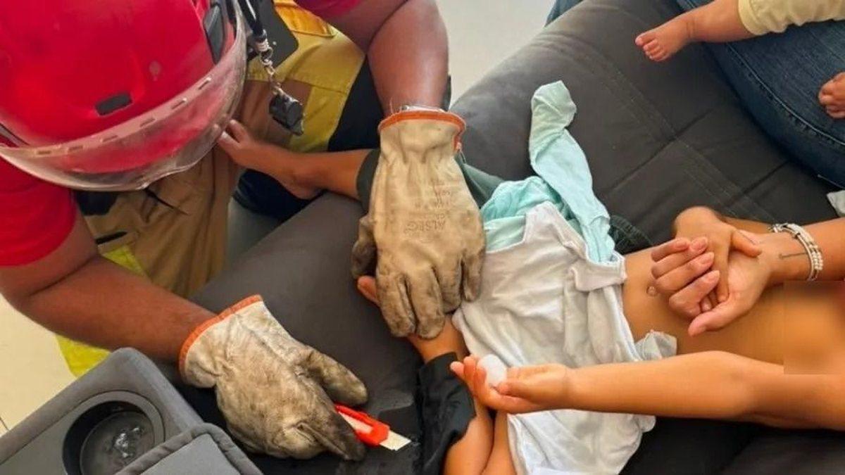 Acidente inusitado: menino de 3 anos fica colado ao sofá e precisa de resgate