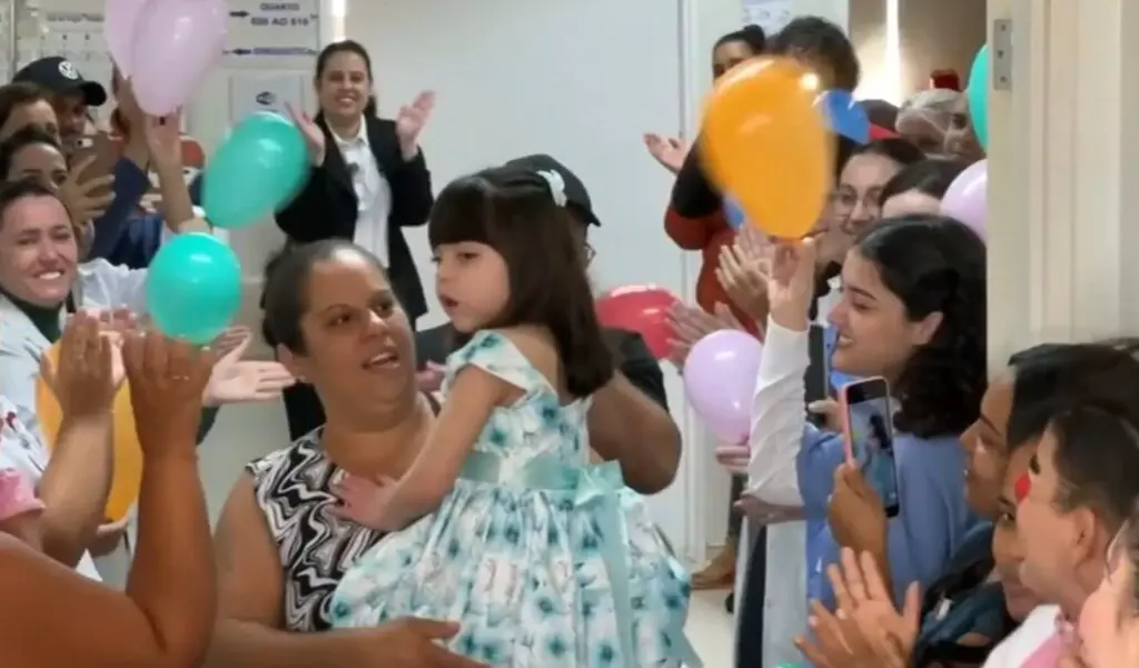 Criança hospitalizada desde o nascimento tem alta aos 7 anos
