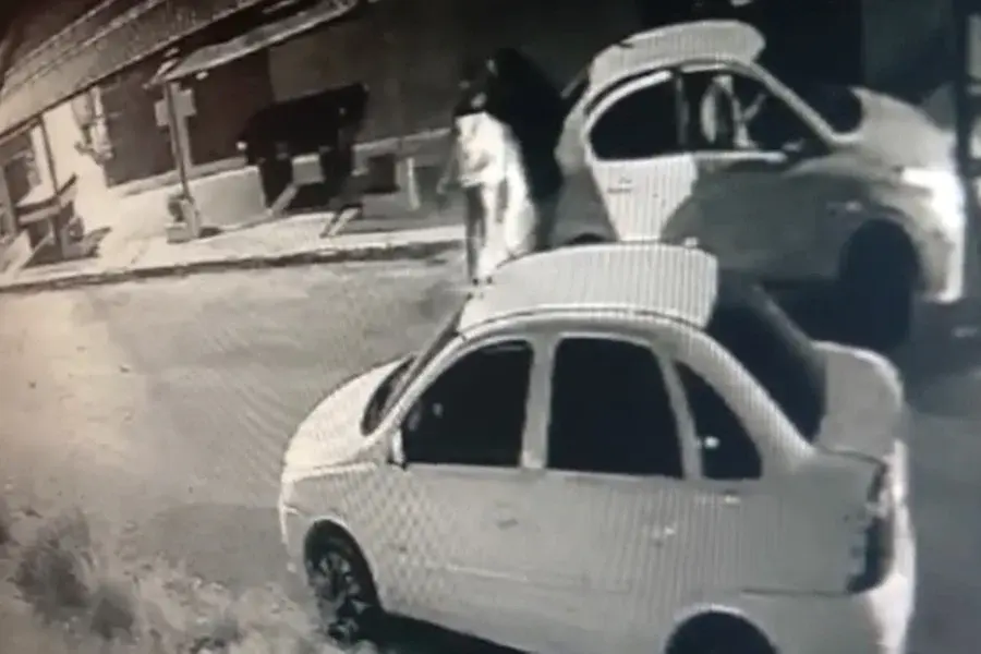 Criminosos invadem casa, matam homem e levam esposa dele como refém. Veja vídeo
