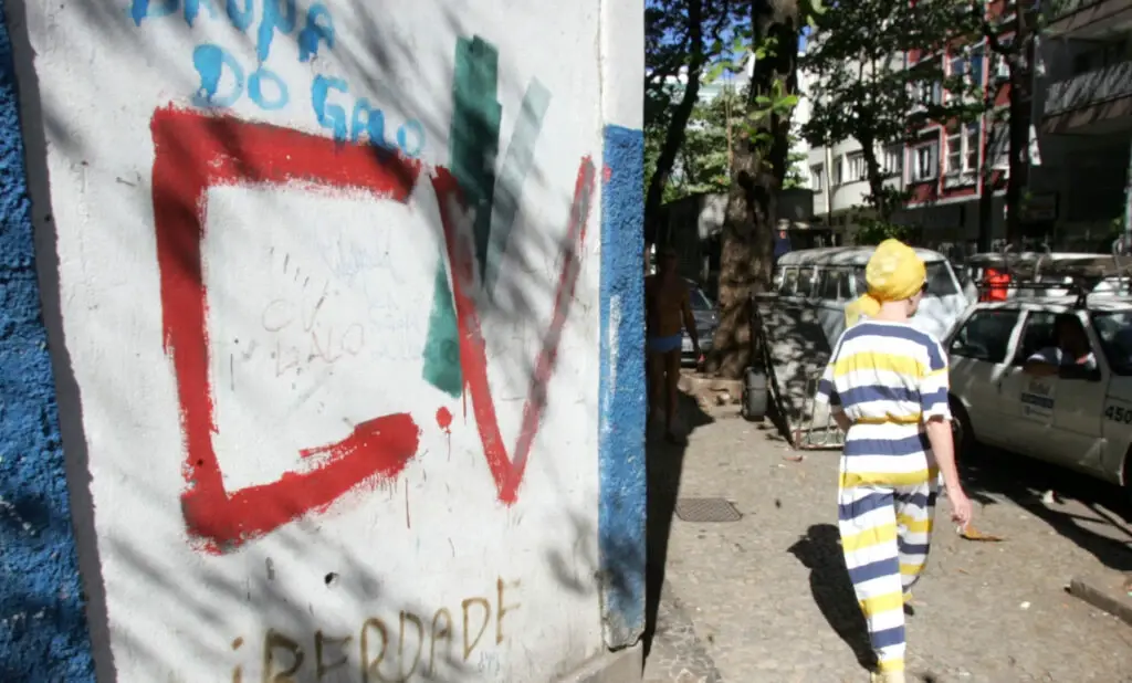 CV invade condomínios e cobra R$ 300 de taxa a moradores no RJ